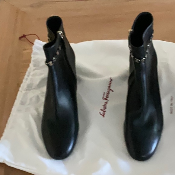 SALVATORE FERRAGAMO Vara chain ankle boots, black leather, size 8.5 - Picture 2 of 7